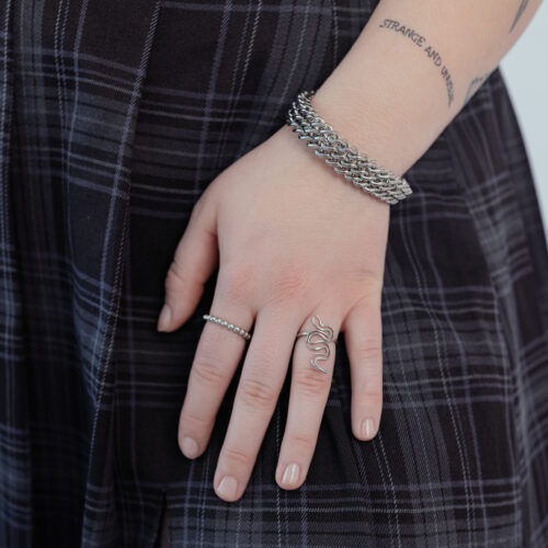 Unisex 3-reihiges geflochtenes Armband aus silbernem Chirurgenstahl auf Hand