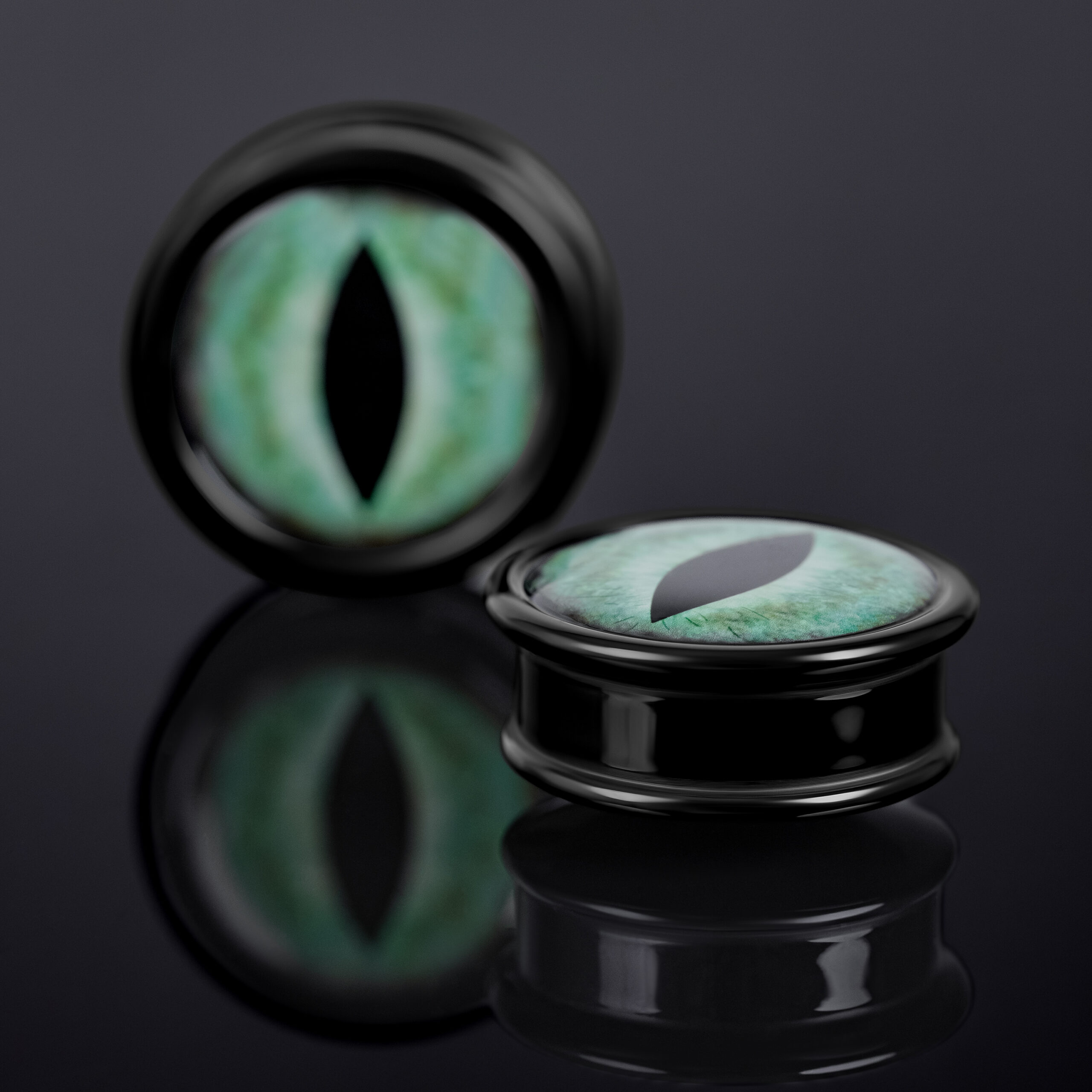 Verena Venus Plug mit grünem Katzenauge Schwarzer Plug mit grünem Katzenauge-Design auf dunklem Hintergrund