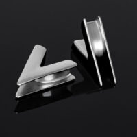 Verena Venus V-Earsaddles in Silber und Schwarz Zwei V-förmige Earsaddles aus Silber und Schwarz auf schwarzem Hintergrund
