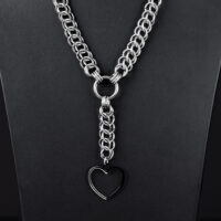 Silberne Herz-Choker aus Chirurgenstahl Silberne Choker-Halskette mit großem Herzanhänger auf schwarzem Hintergrund
