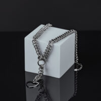 Verena Venus Big Heart Choker in Silber Silberne Halskette mit Herzanhänger auf grauem Würfel vor schwarzem Hintergrund