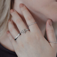 Silberner Eye Ring aus Chirurgenstahl an Frauenhand, Herzdesign, nahaufnahme