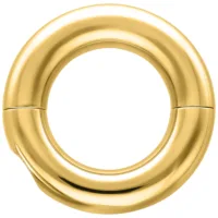 Goldener Tribal Dream Ring aus Stahl Runder, goldener Tribal Dream Ring aus Chirurgenstahl auf weißem Hintergrund