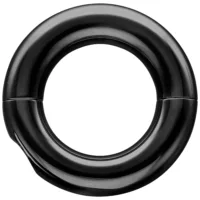 Schwarzer Tribal Dream Ring aus glänzendem Chirurgenstahl auf weißem Hintergrund