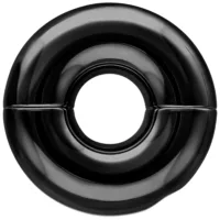 Schwarzer Tribal Dream Ring aus Chirurgenstahl auf weißem Hintergrund