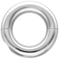 Silberner Ring aus Chirurgenstahl 316L auf weißem Hintergrund