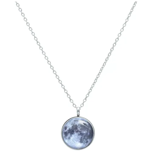Silberne Kette mit Mondanhänger auf weißem Hintergrund