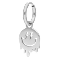 Silberne Little Smiley Hoops aus Chirurgenstahl Silberner Ohrring mit Smiley-Anhänger auf weißem Hintergrund