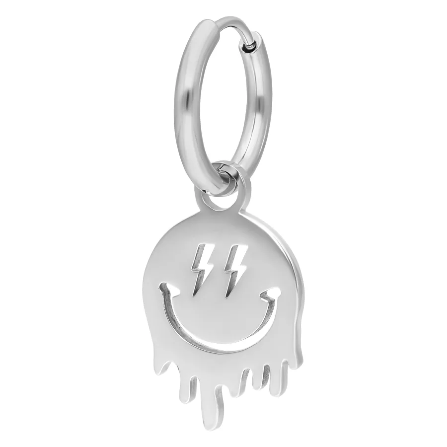 Silberne Little Smiley Hoops aus Chirurgenstahl Silberner Ohrring mit Smiley-Anhänger auf weißem Hintergrund