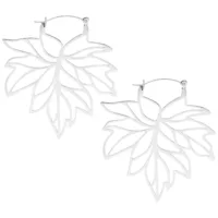 Silberne Autumn Leaf Hoops Ohrringe Silberne Ohrringe in Blattform auf weißem Hintergrund