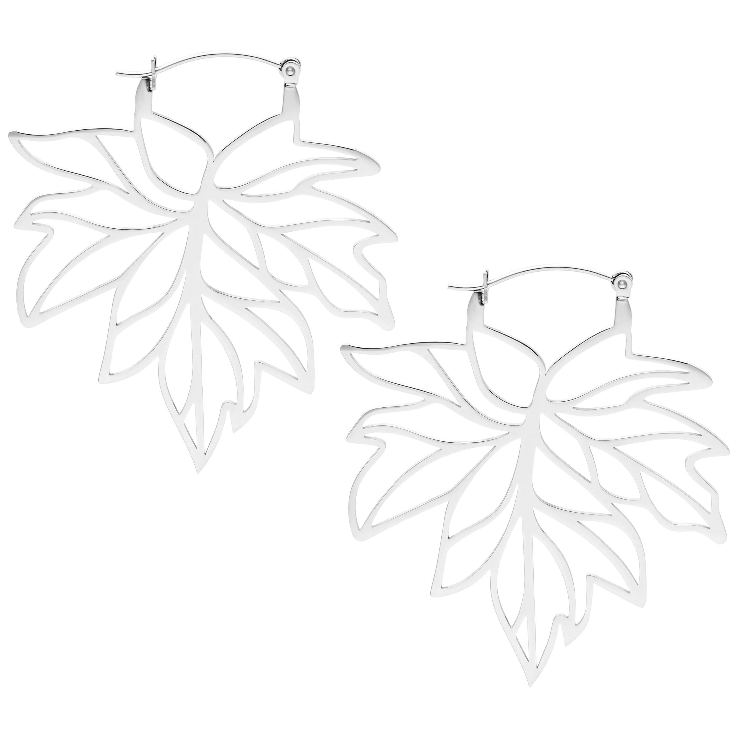 Silberne Autumn Leaf Hoops Ohrringe Silberne Ohrringe in Blattform auf weißem Hintergrund