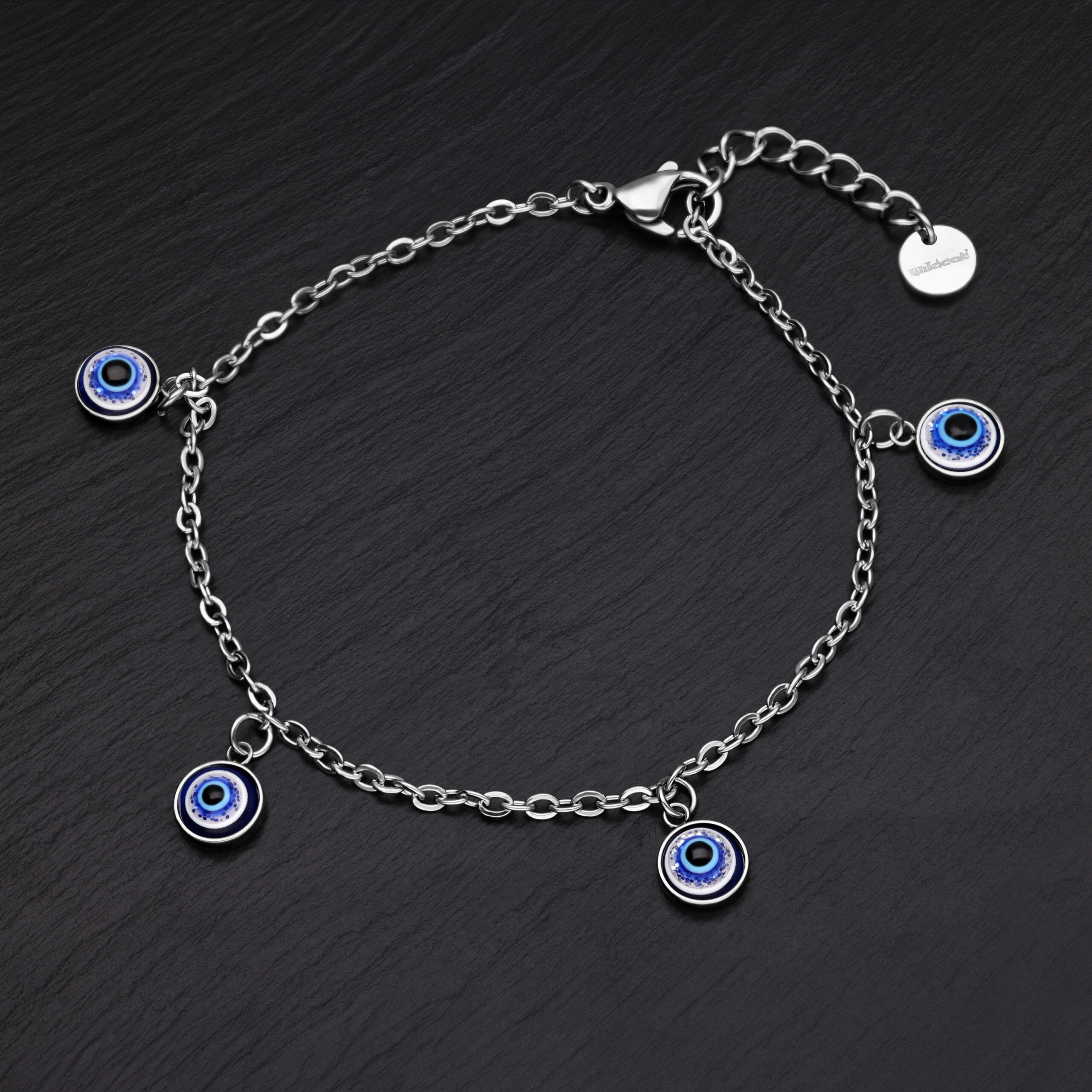 Silberfarbenes Nazar Armband mit Anhängern Silbernes Armband mit blauen Nazar-Anhängern auf schwarzem Hintergrund