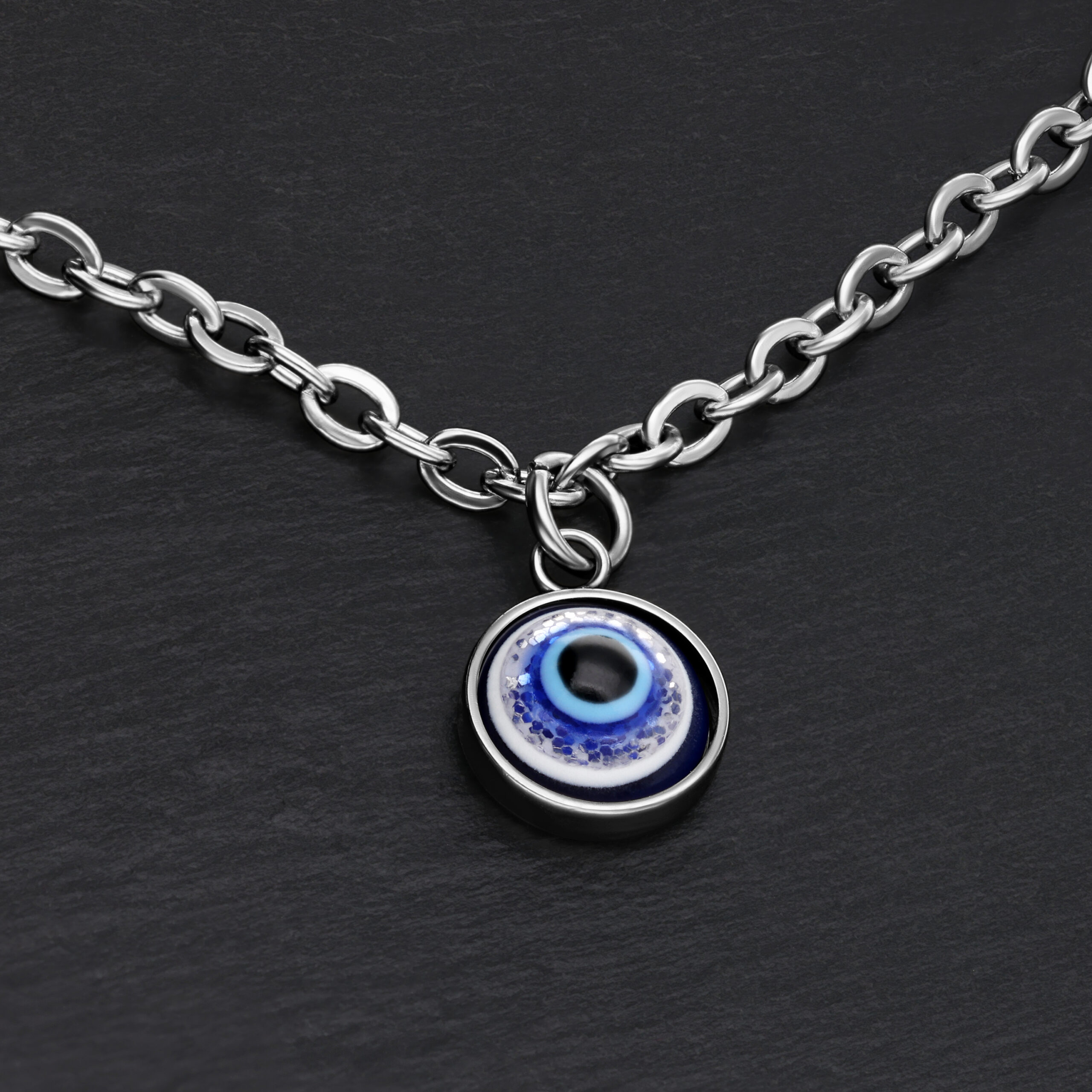 Schlichtes Little Nazar Armband in Silber Silbernes Armband mit Nazar-Anhänger auf schwarzem Hintergrund