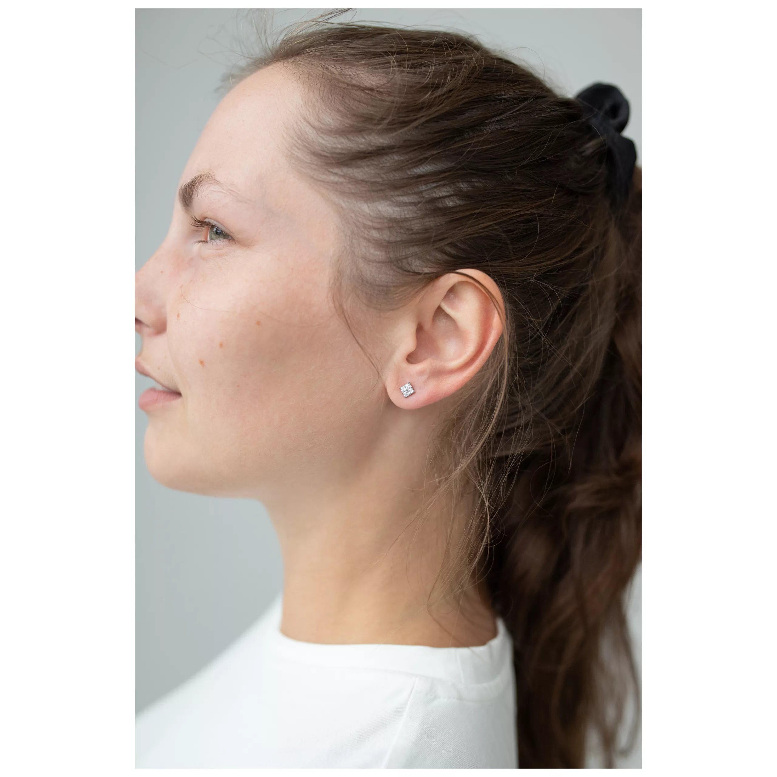 Elegante Kristall Ohrstecker im quadratischen Design Frau mit eleganten quadratischen Kristall Ohrsteckern in Silber