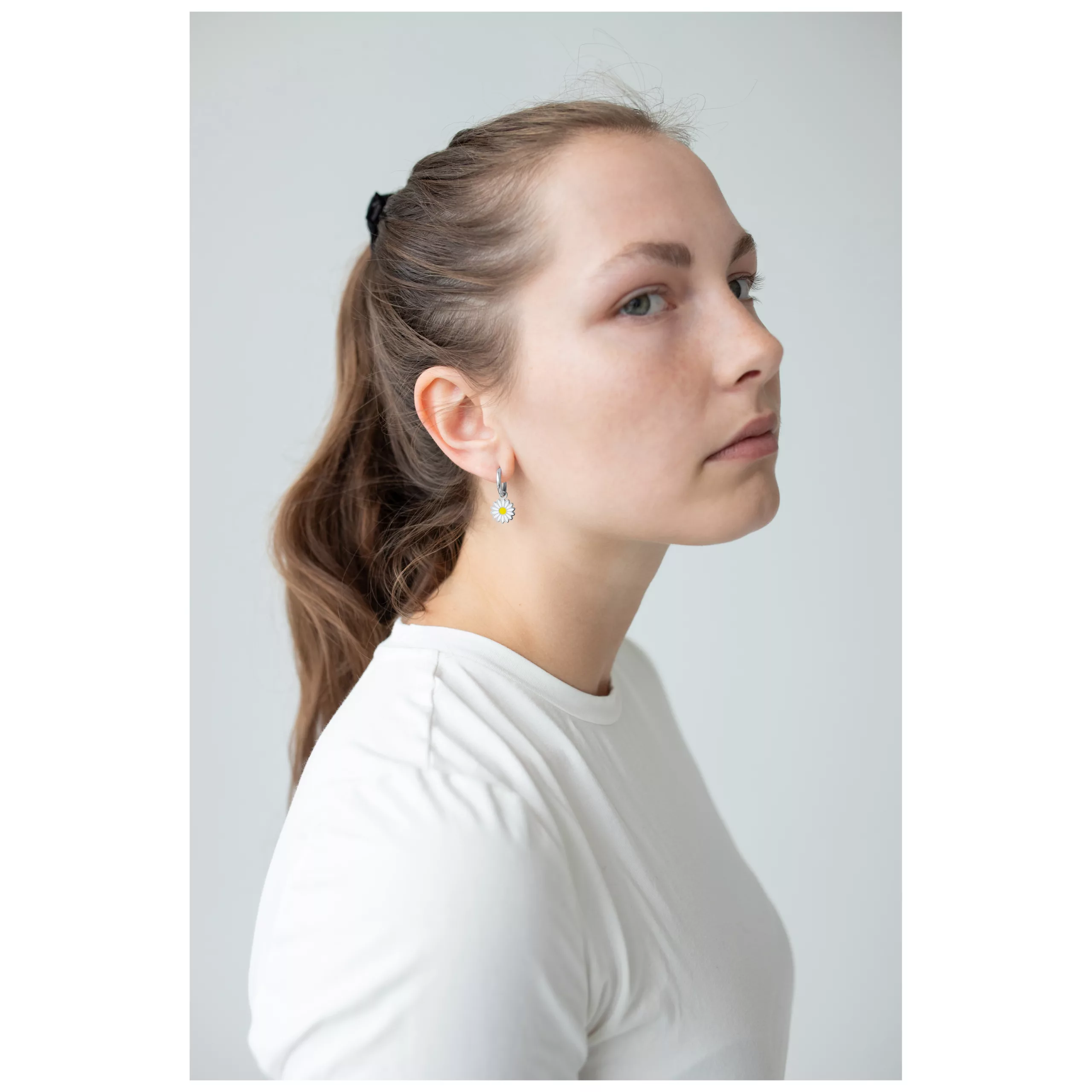 Little Daisy Hoops im eleganten Design Frau mit langen Haaren trägt Little Daisy Hoops Ohrringe