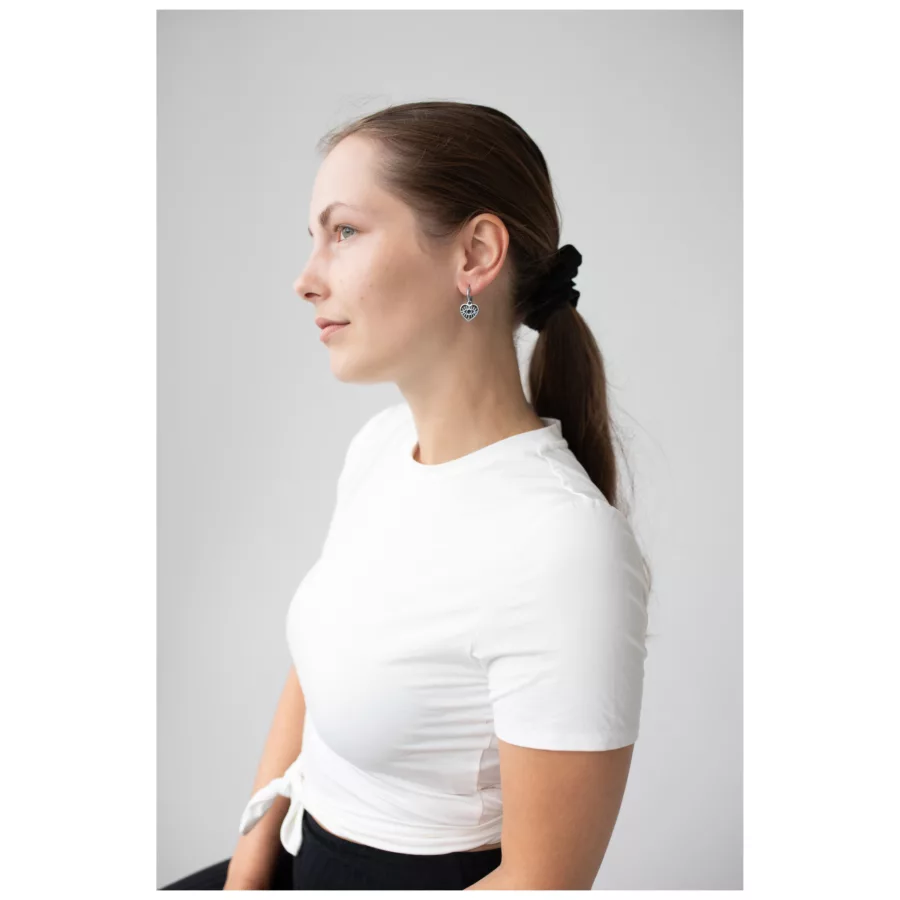 Frau mit silbernen Little Soulmate Hoops, weißes Shirt, seitliches Profil