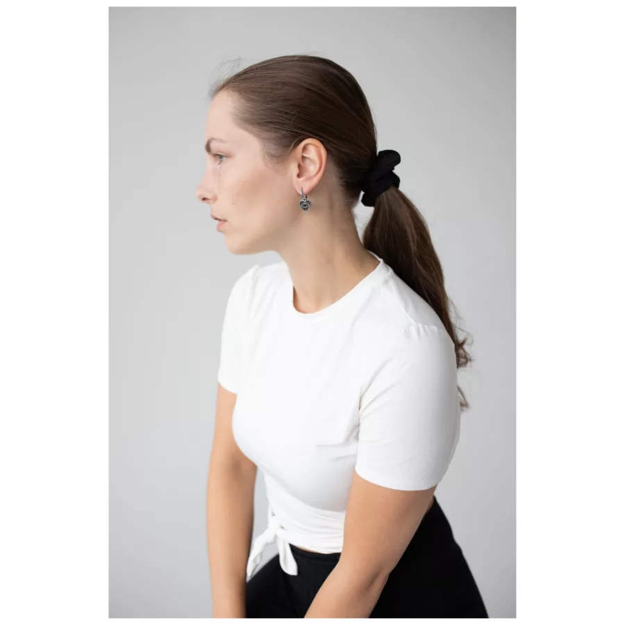 Frau mit weißen Shirt trägt silberne Little Soulmate Hoops vor grauem Hintergrund