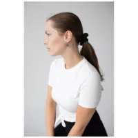 Frau mit weißen Shirt trägt silberne Little Soulmate Hoops vor grauem Hintergrund