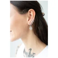 Frau mit silbernen Little Eye Hoops in mehreren Ohrlöchern, seitliches Profil