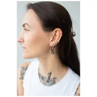 Frau mit schwarzen Little Skull Hoops Ohrringen aus Chirurgenstahl
