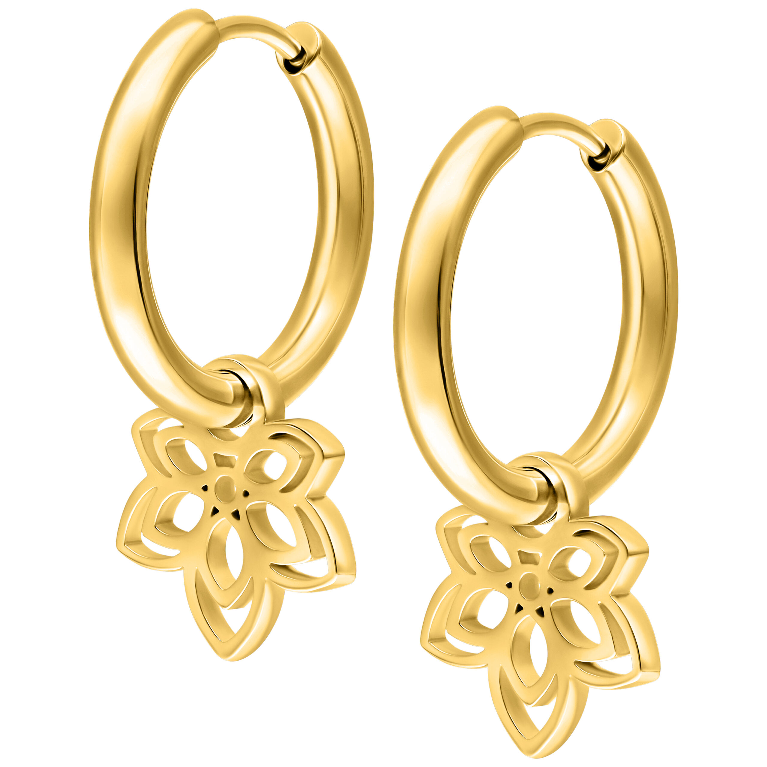 Goldene Creolen mit filigranem Blumenanhänger auf weißem Hintergrund