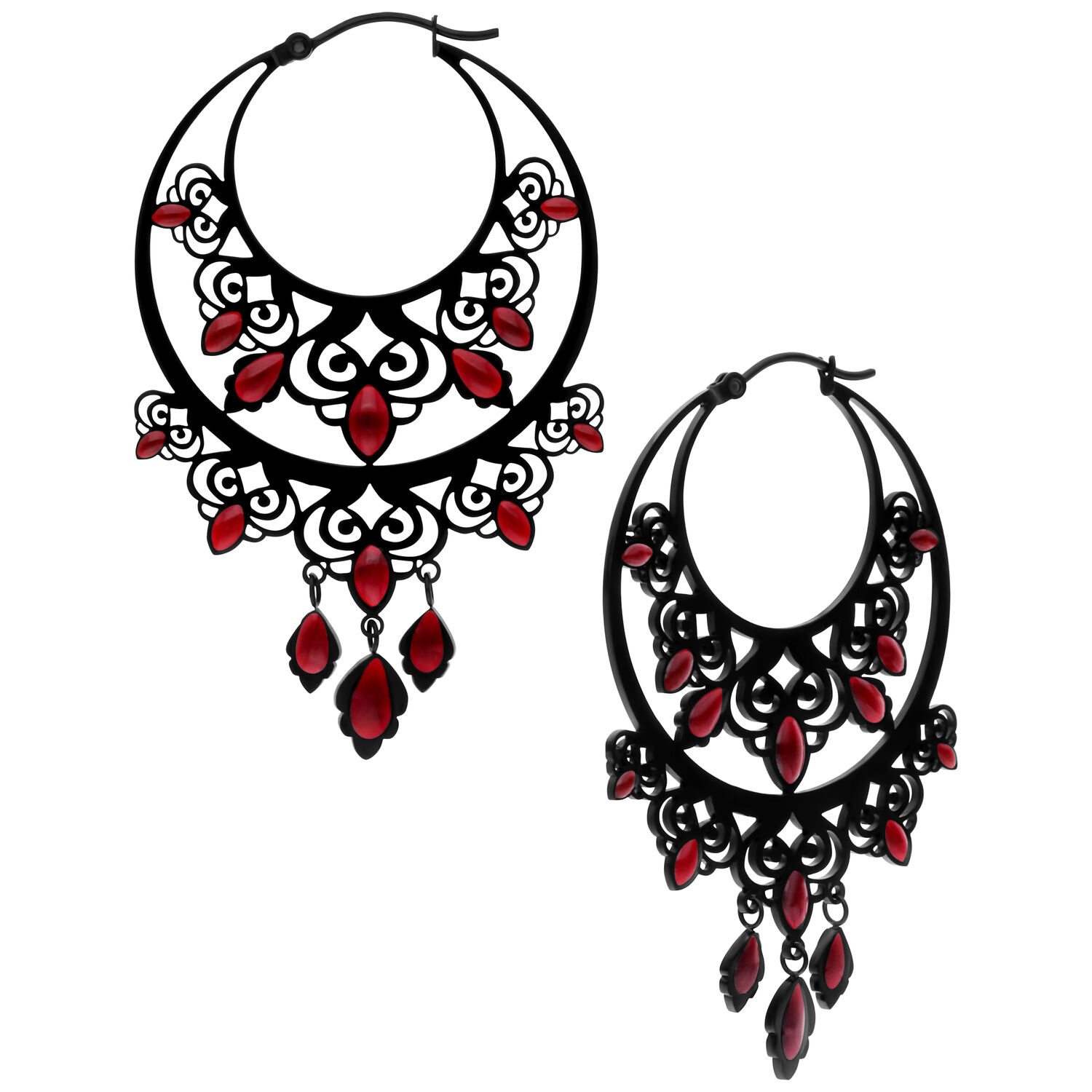 Barocke Chandelier Hoops in Schwarz und Rot Schwarze barocke Ohrringe mit roten Akzenten vor weißem Hintergrund