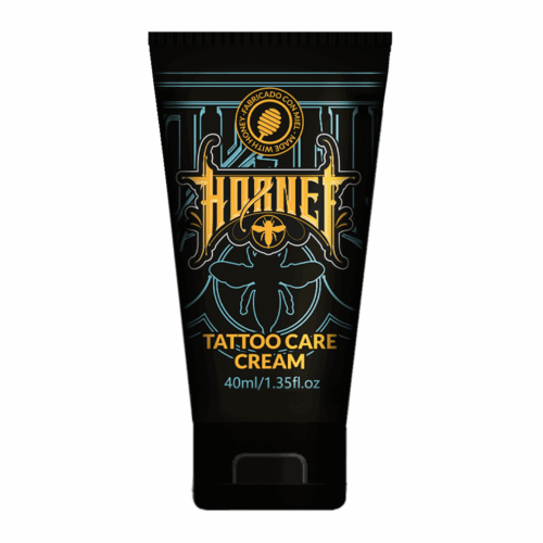 Schwarze Hornet Tattoo Pflegecreme 40 ml Tube auf transparentem Hintergrund