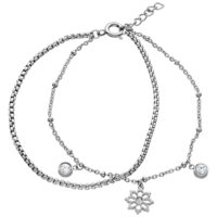 Elegantes Little Floralis Armband in Silber Filigranes Armband in Silber mit Blumenanhänger und Kristallen auf weißem Hintergrund