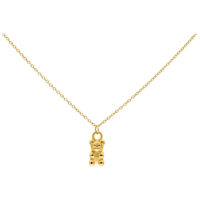 Goldene Kette mit Gummibärchen-Anhänger auf weißem Hintergrund