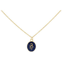 Goldene Mystic Snake Kette mit blauem Anhänger Goldene Kette mit blauem ovalem Anhänger und Schlangenmotiv auf weißem Hintergrund