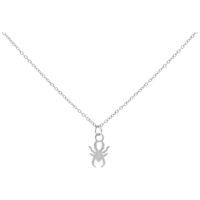 Silberne Kette mit kleinem Spinnenanhänger auf weißem Hintergrund
