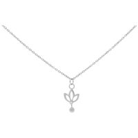 Silberne Kette mit hängendem Lilien-Anhänger auf weißem Hintergrund