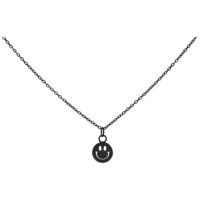 Little Smiley Kette aus schwarzem Metall Schwarze Metallkette mit Smiley-Anhänger auf weißem Hintergrund