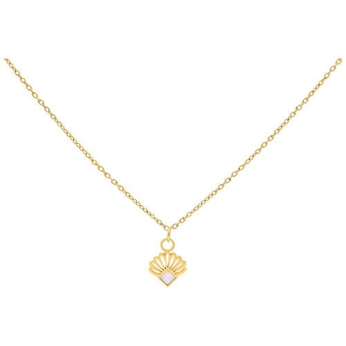 Goldene Kette mit opalartigem Anhänger auf weißem Hintergrund