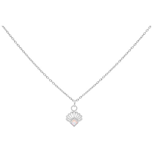 Silberne Kette mit fächerförmigem Opal-Anhänger auf weißem Hintergrund