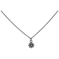 Schwarze Little Sunflower Kette aus Chirurgenstahl Schwarze Kette mit Sonnenblumenanhänger aus Chirurgenstahl auf weißem Hintergrund