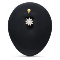 18k Gold Kristallblume Bananabell Bauchnabelpiercing aus 18k Gold mit klarer Kristallblume auf schwarzem Hintergrund