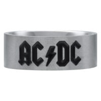 Silberner ACDC Logo Ring aus Stahl Silberner Ring mit schwarzem ACDC Logo auf weißem Hintergrund