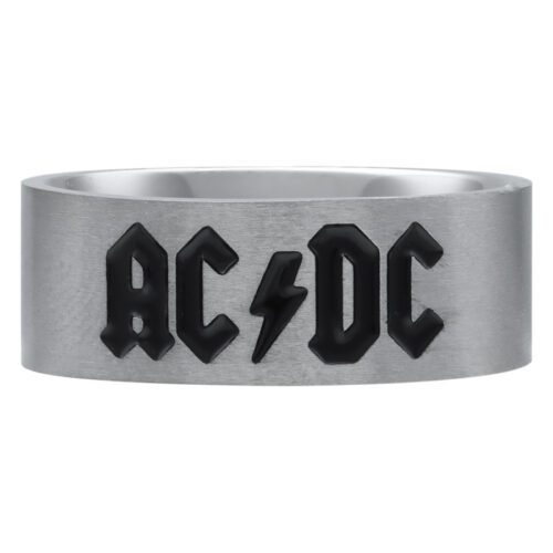 Silberner Ring mit schwarzem ACDC Logo auf weißem Hintergrund