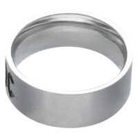 Silberner ACDC Logo Ring aus Edelstahl Silberner Ring mit ACDC Logo aus Chirurgenstahl auf weißem Hintergrund