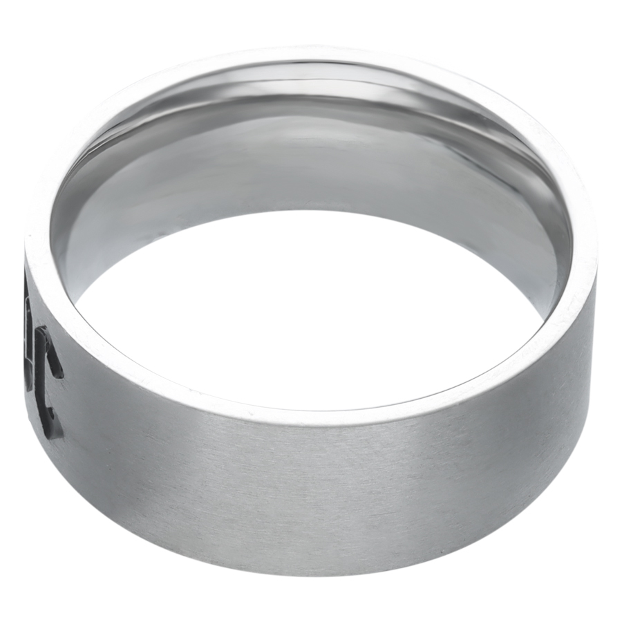Silberner ACDC Logo Ring aus Edelstahl Silberner Ring mit ACDC Logo aus Chirurgenstahl auf weißem Hintergrund