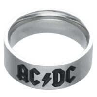 Silberner ACDC Logo Ring aus Chirurgenstahl Silberner Ring mit schwarzem ACDC Logo auf weißem Hintergrund
