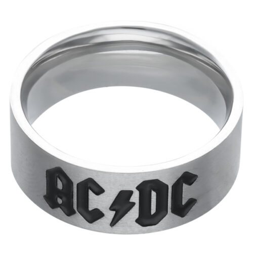 Silberner Ring mit schwarzem ACDC Logo auf weißem Hintergrund