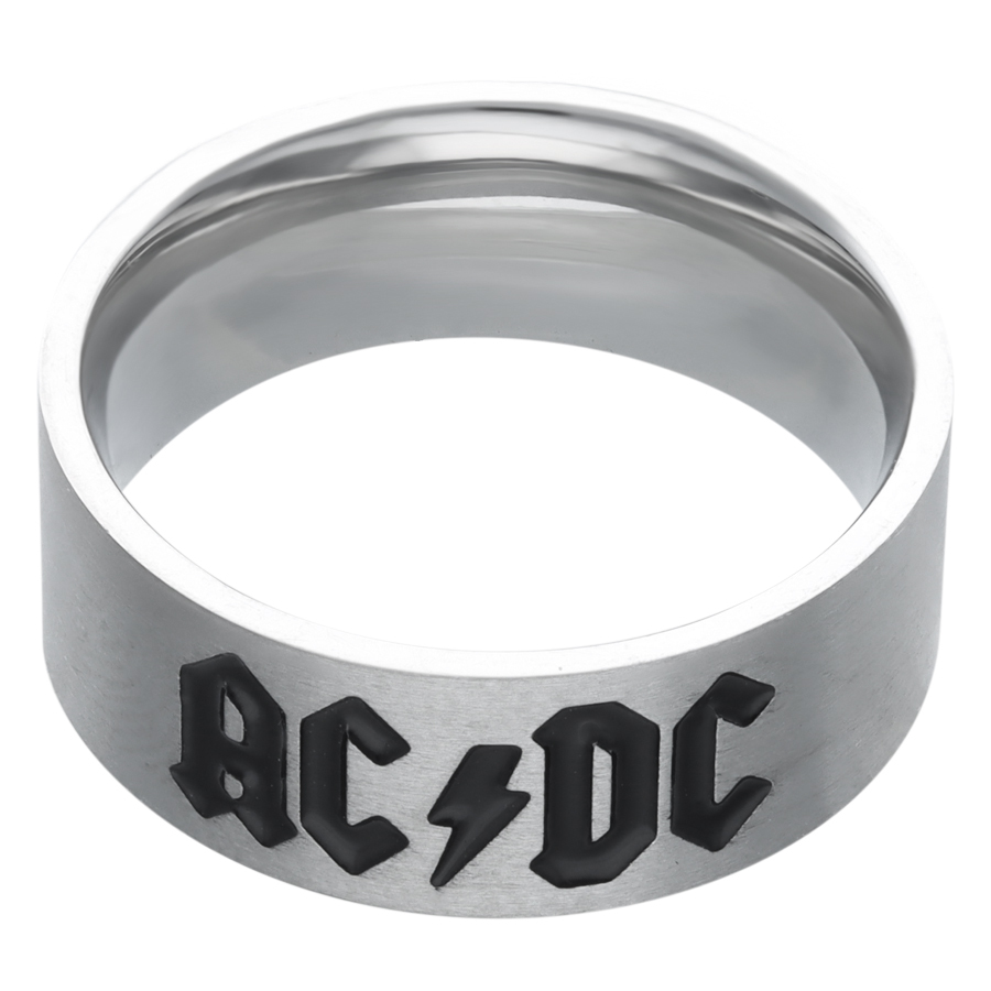 Silberner ACDC Logo Ring aus Chirurgenstahl Silberner Ring mit schwarzem ACDC Logo auf weißem Hintergrund