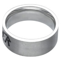 Silberner Slayer Logo Ring aus Chirurgenstahl Silberner Ring mit Slayer Logo auf weißem Hintergrund, aus poliertem Chirurgenstahl