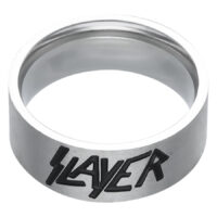 Silberner Slayer Logo Ring aus Chirurgenstahl Silberner Ring mit Slayer Logo auf weißem Hintergrund