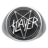 Silberner Siegelring mit Slayer-Logo auf schwarzem Hintergrund