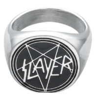 Silberner Siegelring mit schwarzem Slayer-Logo auf weißem Hintergrund