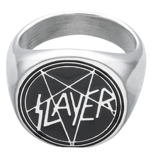Silberner Siegelring mit schwarzem Slayer-Logo auf weißem Hintergrund