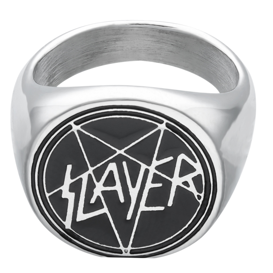 Silberner Siegelring mit schwarzem Slayer-Logo auf weißem Hintergrund